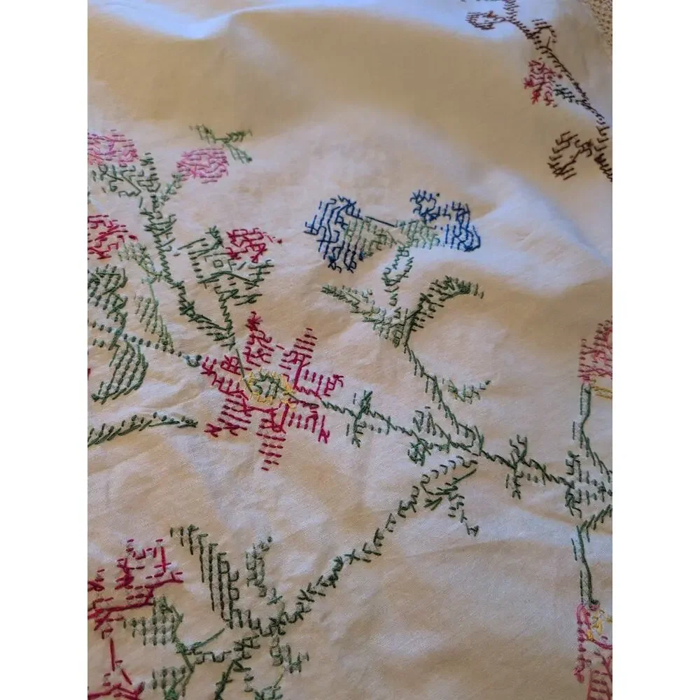 VINTAGE HAND EMBROIDERED Cross‎ Stitched Crochet With Lace Bed Spread Cover